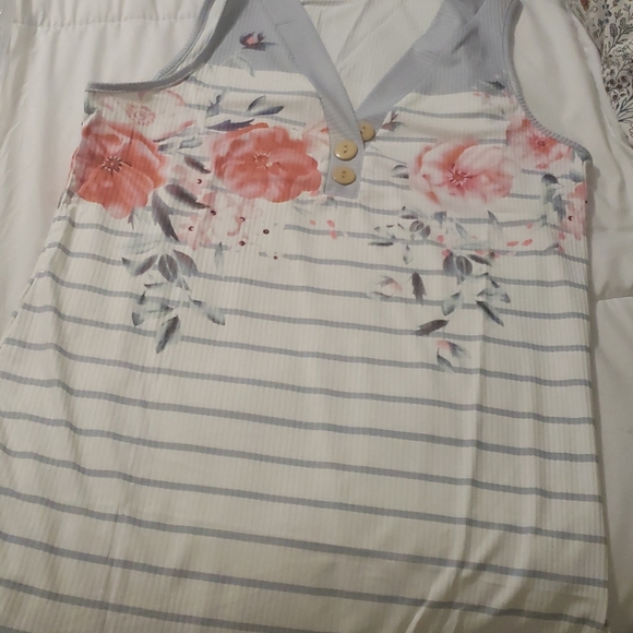 ♥️New Boutique sleevless floral top - Picture 4 of 5